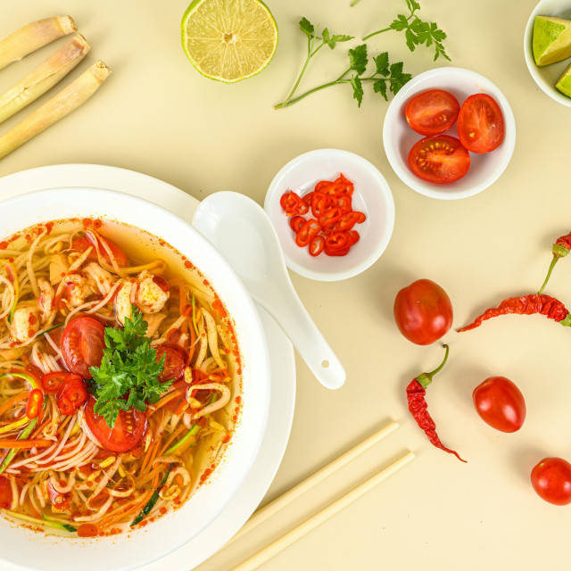 Sopa de fideos picante con gambas y lima