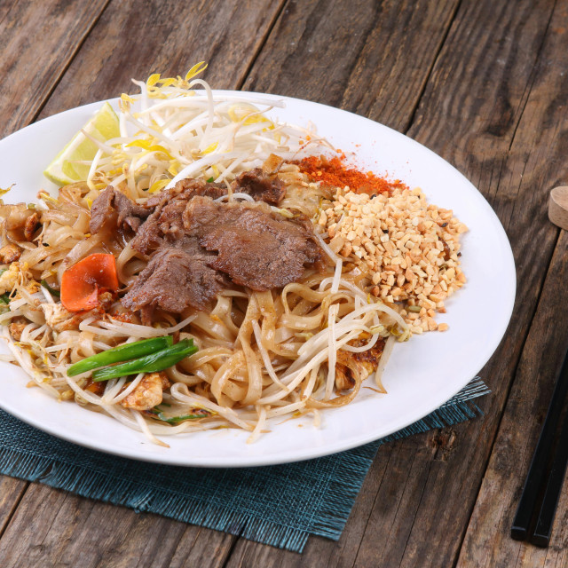 Noodles salteados con ternera y cacahuetes